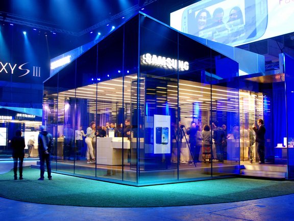 Holtmannplus_projects_experience_worlds_samsung-pin_booth-inside.jpg  